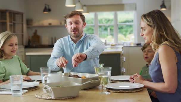 Padre Sirviendo Comida Como Familia Sentarse Alrededor Mesa Casa Disfrutar — Vídeo de stock