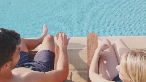 Visão Traseira Casal Férias Verão Tomar Banho Sol Espreguiçadeiras Relaxar — Vídeo de Stock