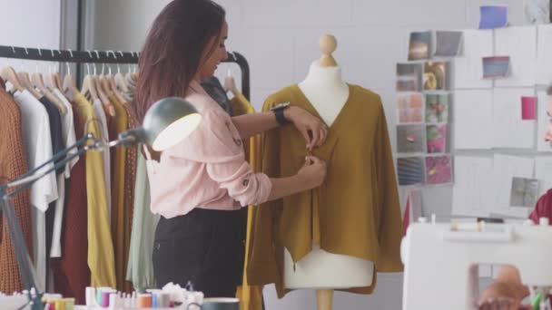 Lächelnde Modedesignerinnen Und Designerinnen Mit Nähmaschine Arbeiten Gemeinsam Studio — Stockvideo