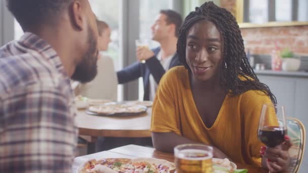 Usmívající Mladý Pár Rande Těší Pizza Restauraci Společně Dělat Přípitek — Stock video
