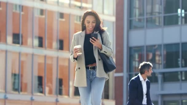 Mujer Negocios Con Café Para Llevar Caminando Oficina Siguiendo Las — Vídeos de Stock