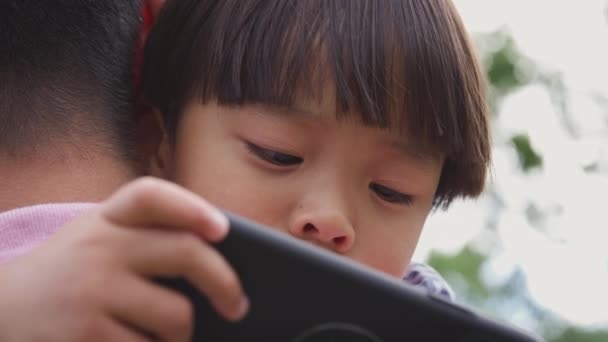 Zbliżenie Azji Ojciec Przytulanie Syn Ogród Jak Chłopiec Patrzy Przez — Wideo stockowe
