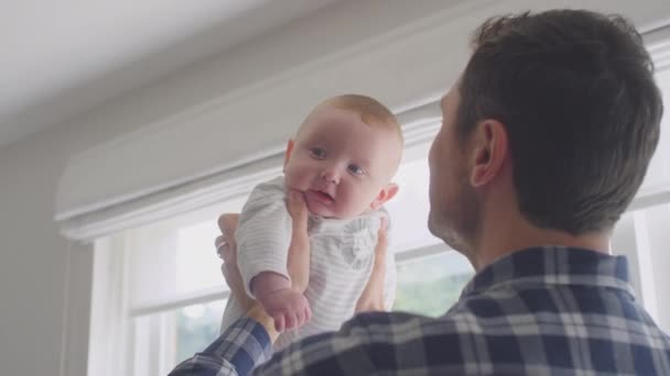 Liefdevolle Vader Tillen Glimlachende Baby Zoon Lucht Het Spelen Van — Stockvideo