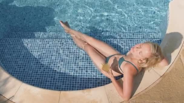 Overhead Shot Mujer Bikini Relajante Piscina Aire Libre Con Bebida — Vídeo de stock