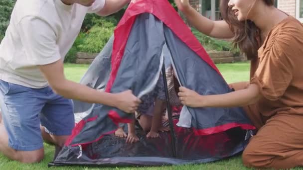 Gyerekek Bujkálnak Sátorban Mint Ázsiai Szülők Fel Kertben Otthon Nyári — Stock videók