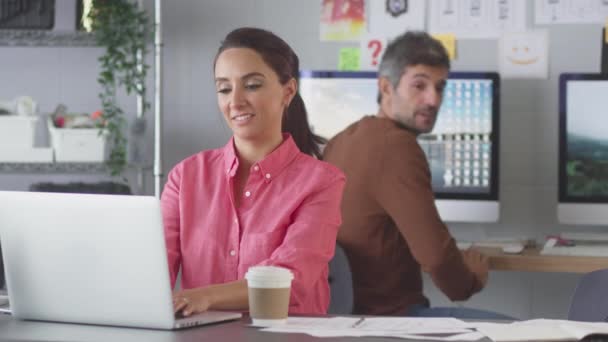 Yaratıcı Ofisteki Adamı Kadını Laptopta Birlikte Çalışıyorlar — Stok video