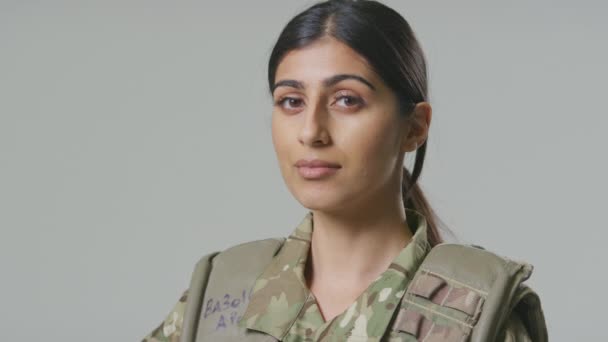 Studio Portrait Une Jeune Femme Soldat Sérieuse Uniforme Militaire Sur — Video