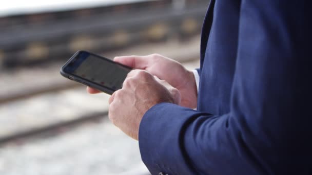 Närbild Affärsman Järnvägsplattform Sms Mobiltelefon — Stockvideo