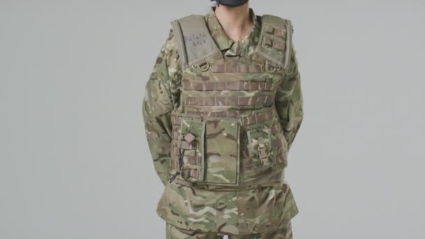 Ganzes Studioporträt Einer Ernsthaften Jungen Soldatin Militäruniform Auf Schlichtem Hintergrund — Stockvideo