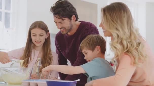 Familie Mit Zwei Kindern Der Heimischen Küche Hat Spaß Beim — Stockvideo