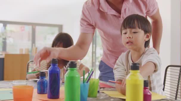 Asiático Padre Tener Divertido Con Niños Haciendo Arte Mesa Casa — Vídeos de Stock