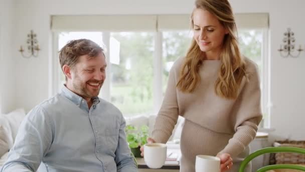 Paar Mit Schwangerer Frau Überprüft Hausfinanzen Gemeinsam — Stockvideo