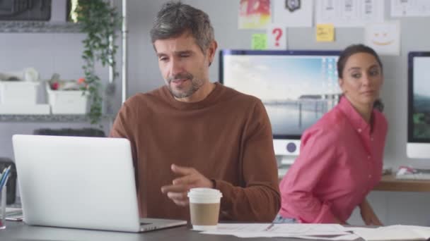 Empresário Empresária Escritório Criativo Trabalhando Juntos Mesa Laptop — Vídeo de Stock