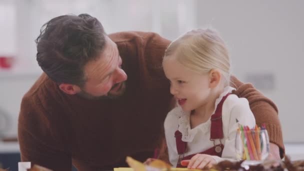 Otec Dětmi Doma Dělat Řemesla Dělat Obrázek Listí Kuchyni — Stock video