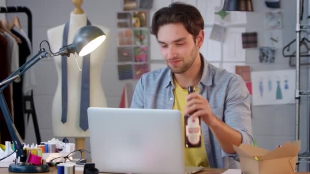 Dueño Masculino Sonriente Del Negocio Moda Con Botella Cerveza Trabajando — Vídeos de Stock