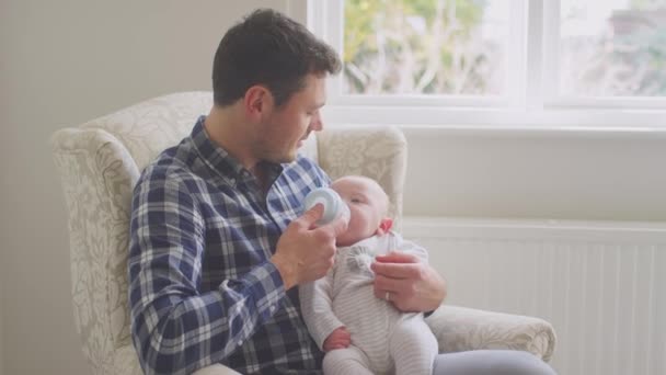 Батько Годує Дитину Пляшкою Сидячи Вдома Разом Знімається Низькому Русі — стокове відео