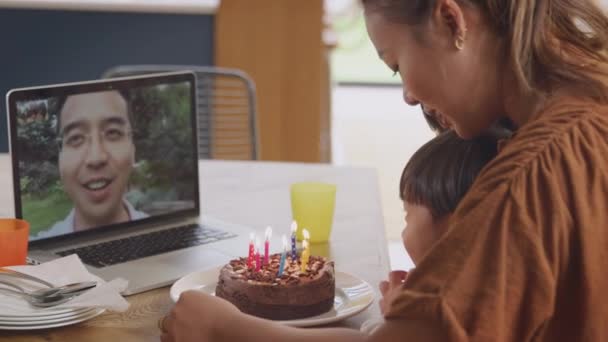 Família Asiática Comemorando Aniversário Casa Com Pai Trabalhando Longe Chamada — Vídeo de Stock