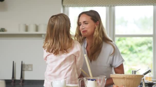 Madre Hija Usando Pijamas Tener Desordenado Divertido Como Hornear Cocina — Vídeos de Stock