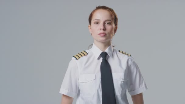 Retrato Estudio Sonriente Piloto Aerolínea Femenina Capitán Barco Contra Fondo — Vídeos de Stock