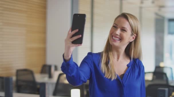 Junge Lächelnde Geschäftsfrau Telefoniert Stehend Modernem Großraumbüro — Stockvideo