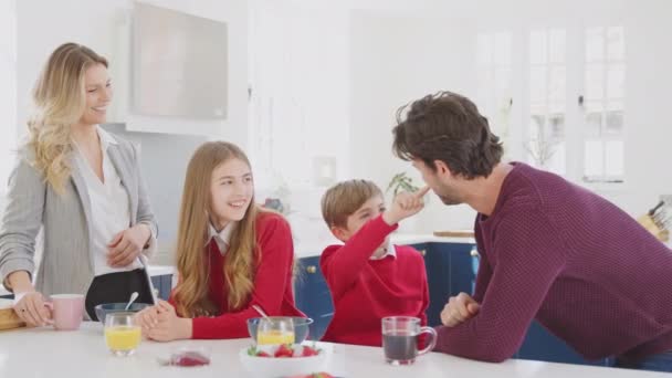 Ouders Helpen Kinderen Schooluniform Maak Klaar Als Ontbijten Keuken Counter — Stockvideo