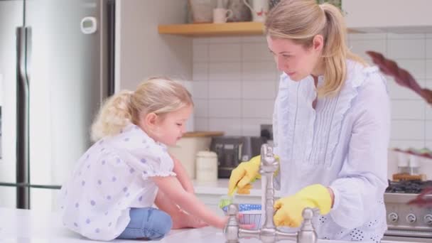 Moeder Het Dragen Van Rubberen Handschoenen Thuis Keuken Met Jonge — Stockvideo