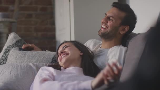 Bir Çift Evdeki Kanepede Uzanıp Dinleniyorlar Birlikte Televizyon Izliyorlar — Stok video