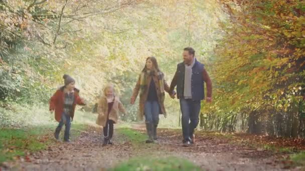 Familj Promenader Längs Banan Hösten Countryside Med Barn Kör Före — Stockvideo