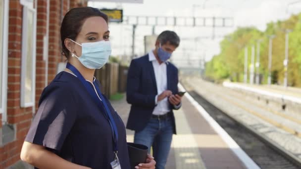 Enfermeira Plataforma Ferroviária Vestindo Máscara Facial Ppe Comutando Para Trabalhar — Vídeo de Stock