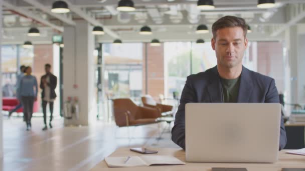 Businessman Working Laptop Desk Hot Drink Modern Office Colleagues Background — 图库视频影像