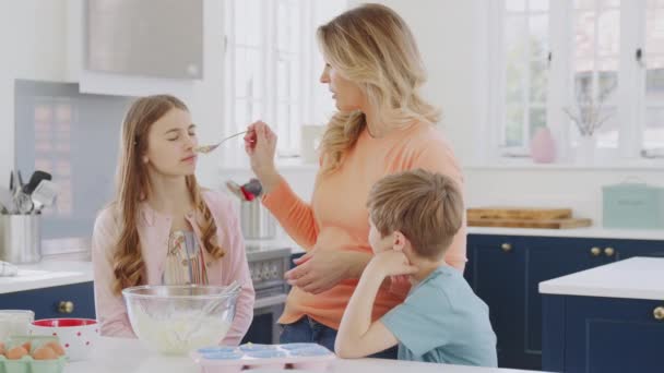 Anne Kızının Burnuna Kek Karıştırma Mutfağa Kek Pişirirken Eğleniyorlar — Stok video