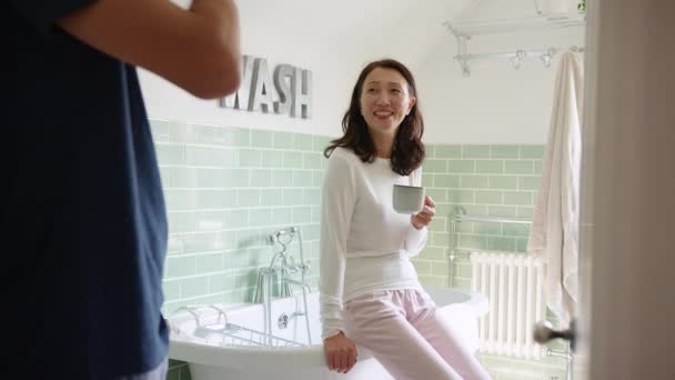 身着睡衣坐在浴室里享受早晨热饮的亚洲夫妇 动作缓慢 — 图库视频影像