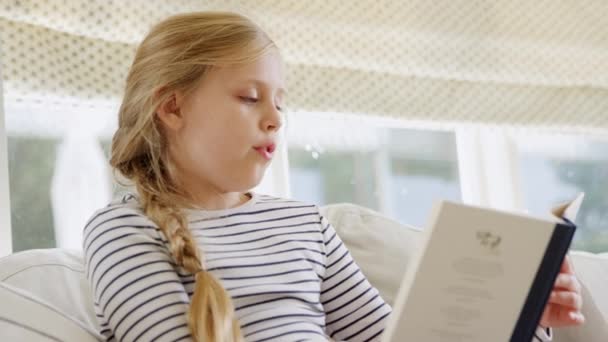 Evde Oturup Kitap Okuyan Genç Bir Kız — Stok video
