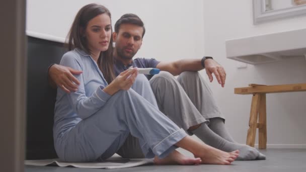 Teleurgesteld Paar Zitten Vloer Badkamer Thuis Met Negatieve Home Zwangerschapstest — Stockvideo