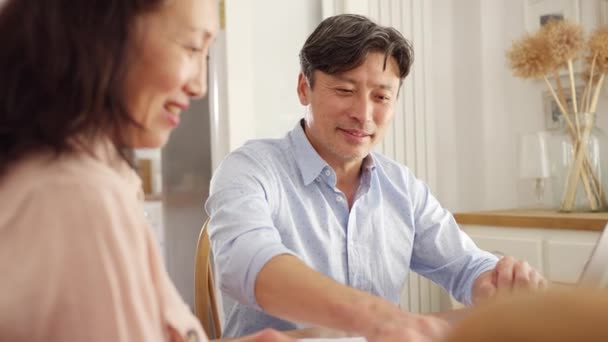 Reifes Asiatisches Paar Sitzt Hause Mit Laptop Tisch Haushaltsrechnungen Und — Stockvideo