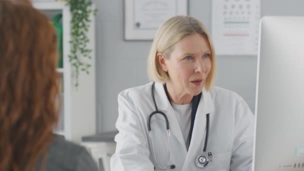 成熟的女医生或穿着白衣的顾问与女病人会面 — 图库视频影像