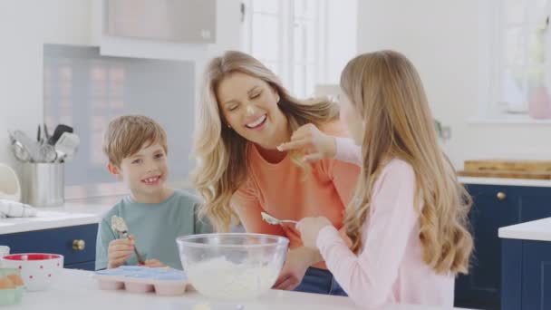 Çocuklar Kek Pişirirken Annelerinin Burnuna Pasta Karışımı Koyuyorlar — Stok video