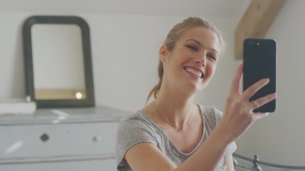 Aufgeregte Frau Mit Handy Pyjama Zeigt Verlobungsring Videochat — Stockvideo