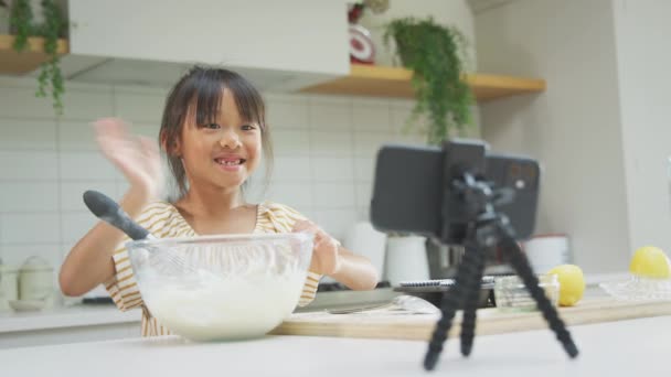 Asiatische Mädchen Backen Cupcakes Der Küche Hause Während Sie Auf — Stockvideo