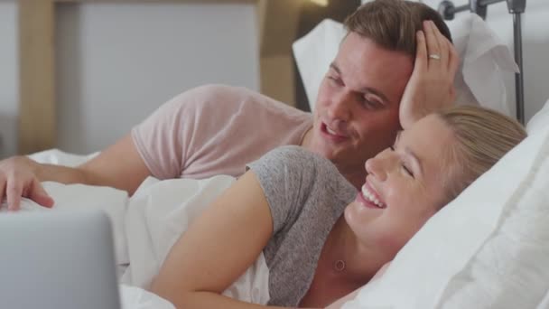 Yatakta Pijama Giyen Çift Dizüstü Bilgisayarda Birlikte Film Zliyor — Stok video