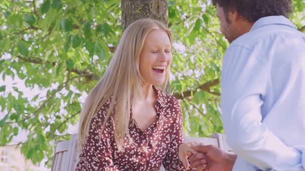 Romantikus Érett Férfi Megkéri Meglepett Parkban Pad Eljegyzési Gyűrű Dobozban — Stock videók