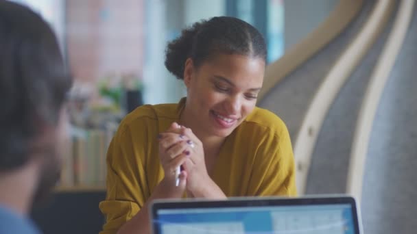 Primer Plano Del Hombre Negocios Mujer Negocios Que Tienen Reunión — Vídeo de stock