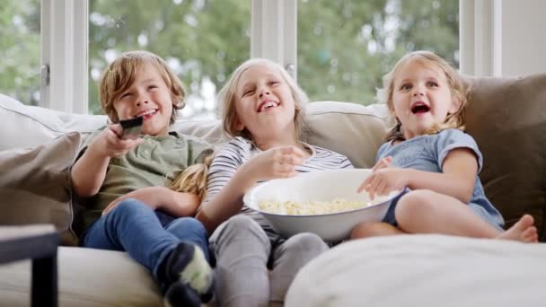 Tre Barn Sitter Soffan Hemma Skratta Och Titta Med Popcorn — Stockvideo
