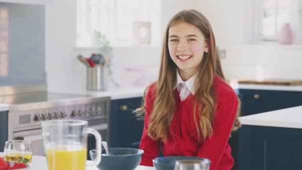 Gülümseyen Genç Kızın Portresi Mutfakta Okul Üniforması Giyiyor Sağlıklı Kahvaltı — Stok video