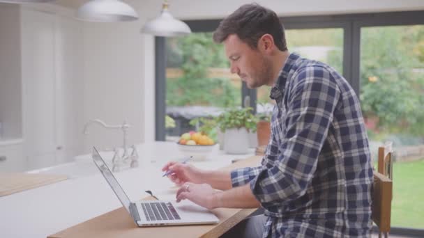 Człowiek Pracujący Domu Pomocą Laptopa Blacie Kuchennym Strzał Zwolnionym Tempie — Wideo stockowe