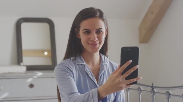 Ενθουσιασμένη Γυναίκα Κινητό Τηλέφωνο Φορώντας Πιτζάμες Εμφάνιση Αρραβώνων Δαχτυλίδι Video — Αρχείο Βίντεο