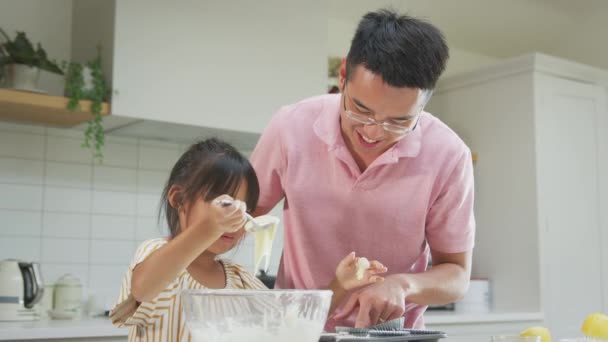 亚洲的父亲和女儿在家里的厨房里一起烘焙糕点 — 图库视频影像