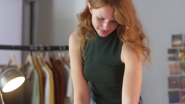 Дизайнер Женской Одежды Работает Модной Студии Рисуя Узоры Тканях Мела — стоковое видео