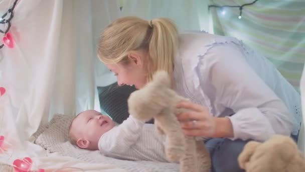 Sevgi Dolu Anne Bebek Oğlu Yumuşak Oyuncakla Oyun Oynuyor Evde — Stok video