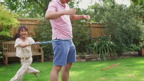 Aziatisch Vader Dochter Hebben Plezier Spelen Met Hula Hoop Tuin — Stockvideo